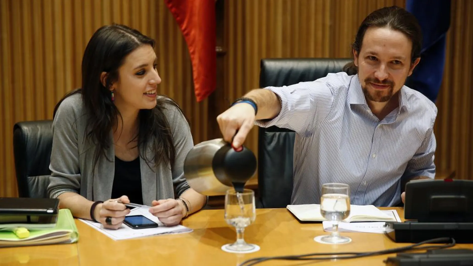 El líder de Podemos, Pablo Iglesias, durante la reunión hoy en el Congreso del grupo Parlamentario de la formación