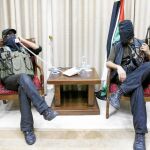 Un miliciano de Hamas encapuchado telefonea a Abas tras tomar el poder en 2007.