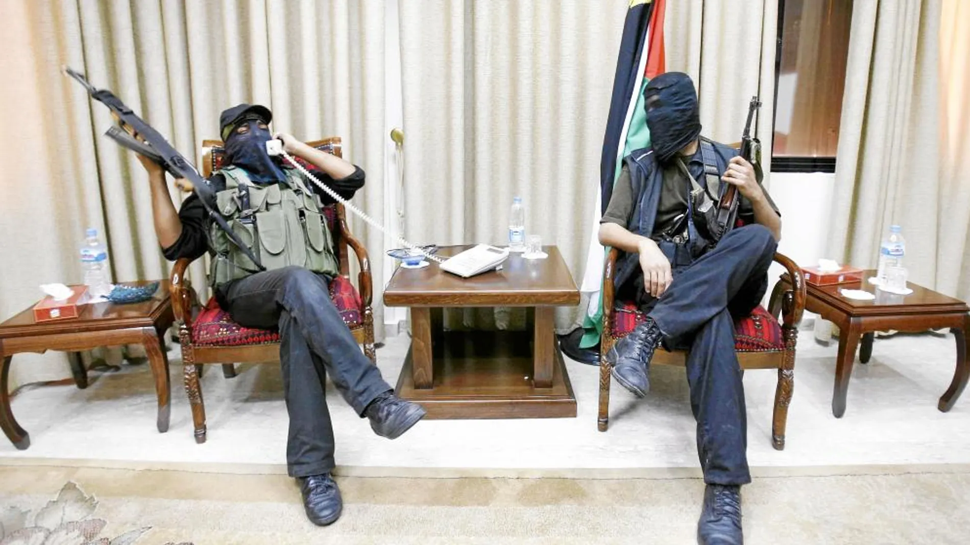 Un miliciano de Hamas encapuchado telefonea a Abas tras tomar el poder en 2007.