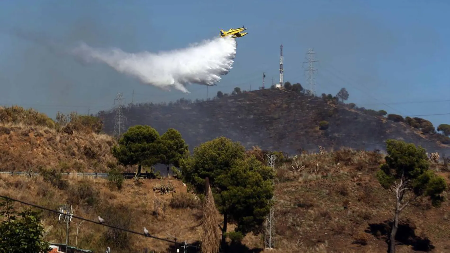 Una treintena de dotaciones de los bomberos y siete medios aéreos trabajan para estabilizar el incendio