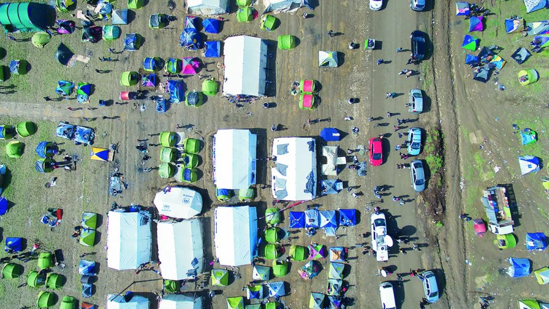 Imagen aérea de tiendas de campaña y barracones improvisados en el campo de refugiados de Idomeni, en la frontera entre Grecia y Macedonia