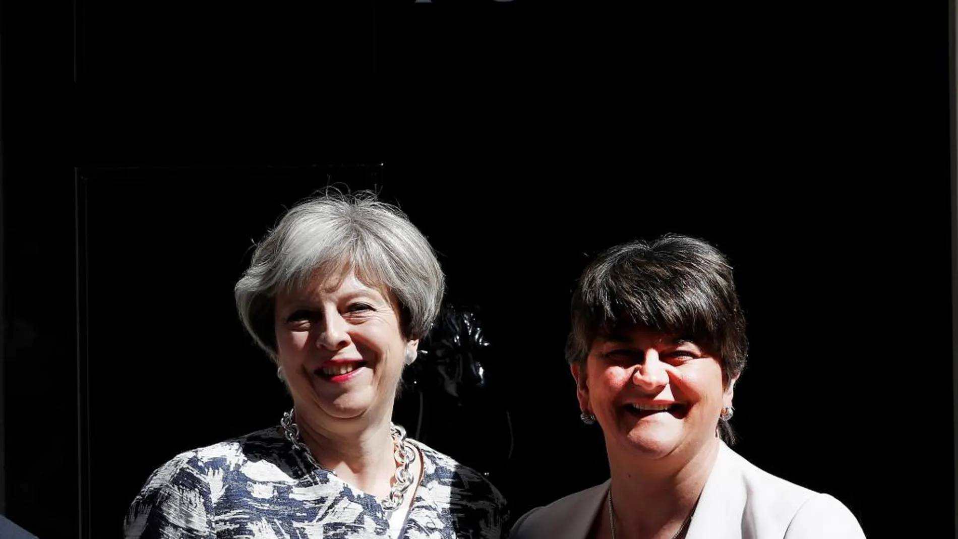 La primera ministra británica, Theresa May, y la líder del Partido Democrático Unionista (DUP) de Irlanda del Norte, Arlene Foster