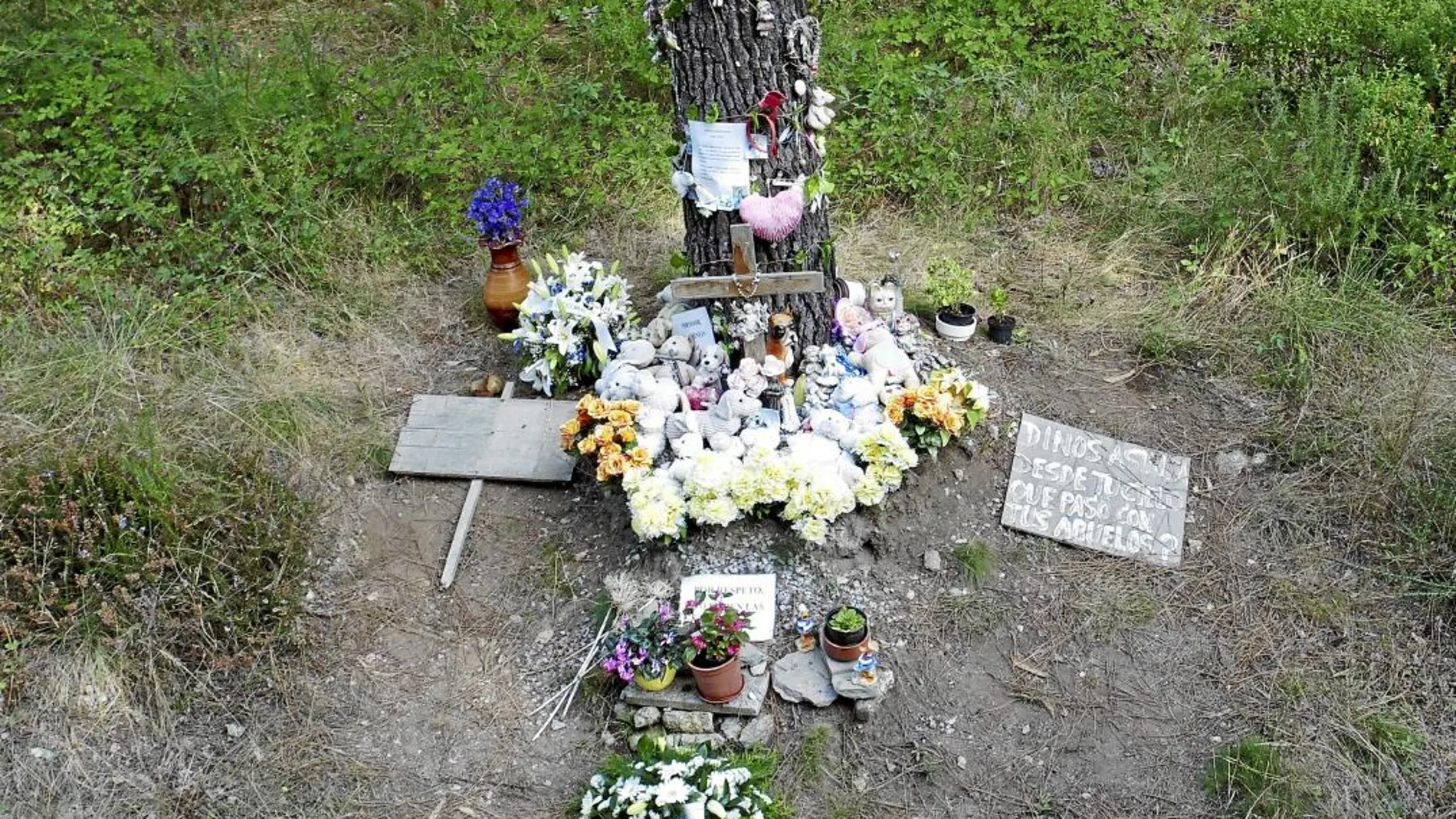 Vecinos del lugar donde fue encontrada Asunta dejaban flores en memoria de la menor