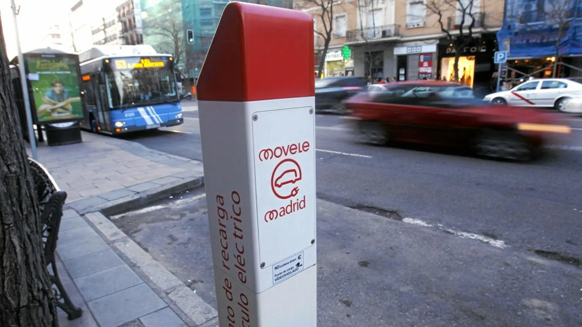 La calle Goya, en el distrito de Salamanca, cuenta con uno de los puntos de recarga para coches eléctricos