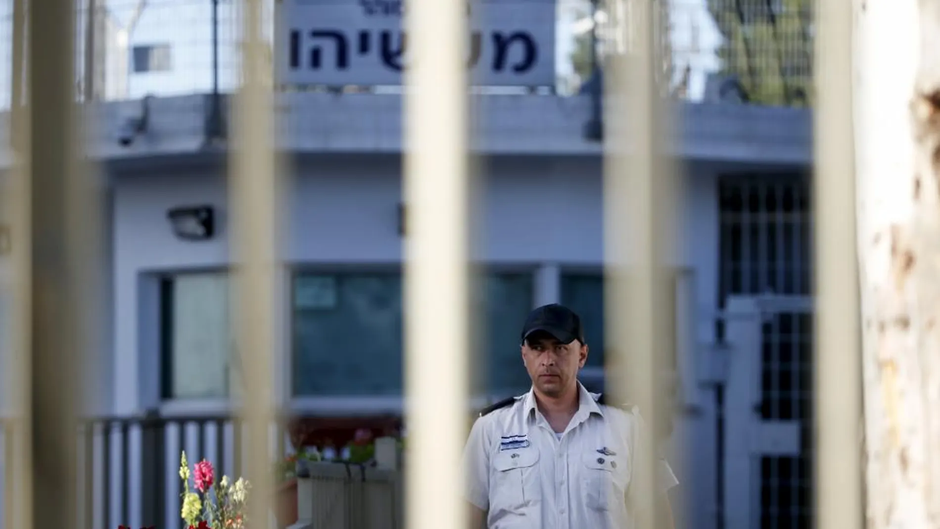 Un guardia en la puerta de la cárcel en la que ha ingresado Olmert