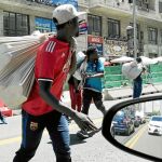 ¿Regularizar a los manteros para acabar con el «top manta»?