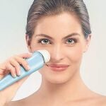 Gracias al efecto de limpieza profunda que ejerce el cepillo de limpieza facial VisaPure de Philips, la piel absorbe mejor los productos para el cuidado de la piel como cremas, sérums y esencias