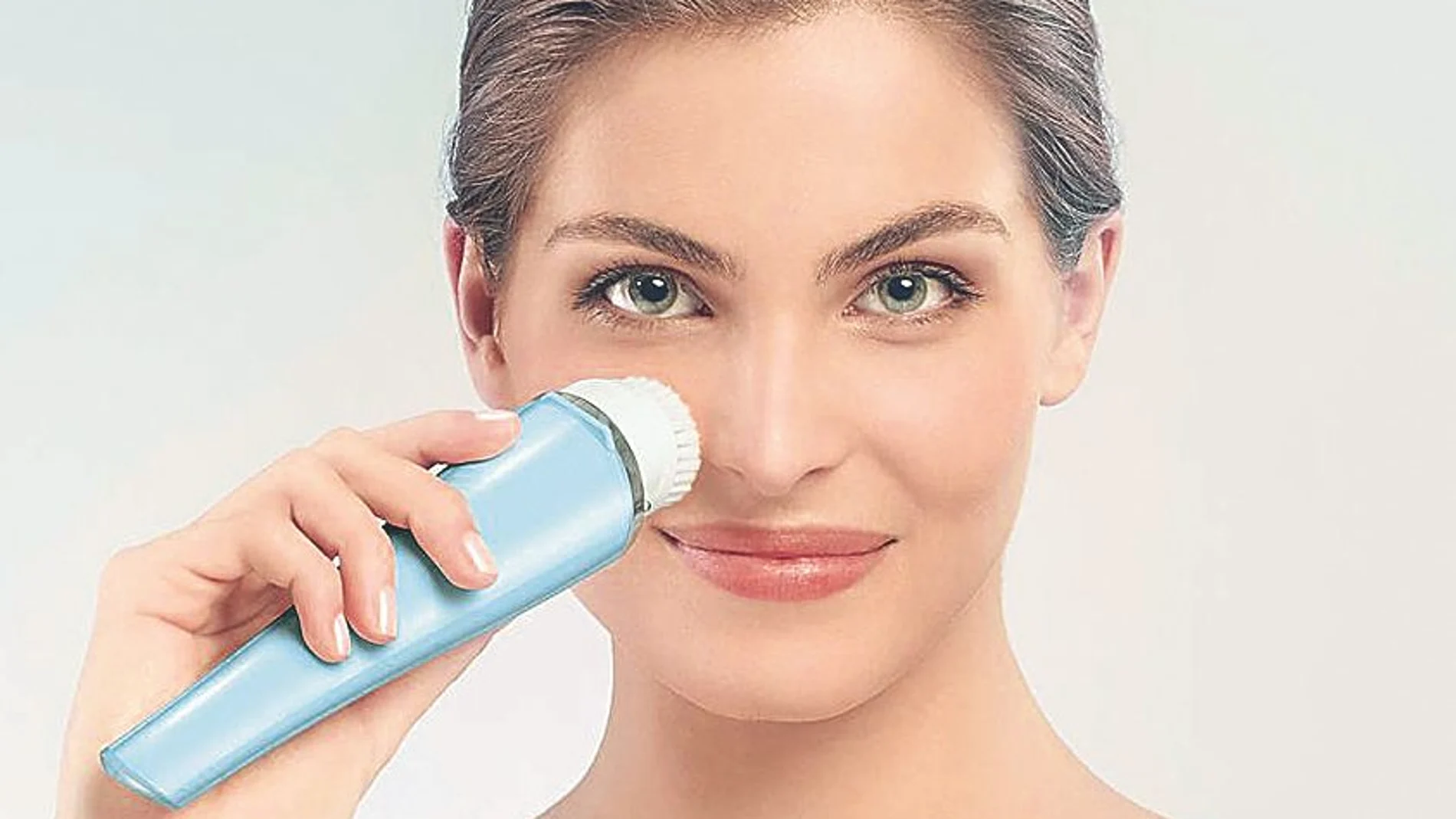 Gracias al efecto de limpieza profunda que ejerce el cepillo de limpieza facial VisaPure de Philips, la piel absorbe mejor los productos para el cuidado de la piel como cremas, sérums y esencias