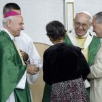 El Papa Francisco y el arzobispo y presidente del Pontificio Consejo para la Familia, Vincenzo Paglia durante uan homilía en el bulevar de Benjamin Franklin Parkway