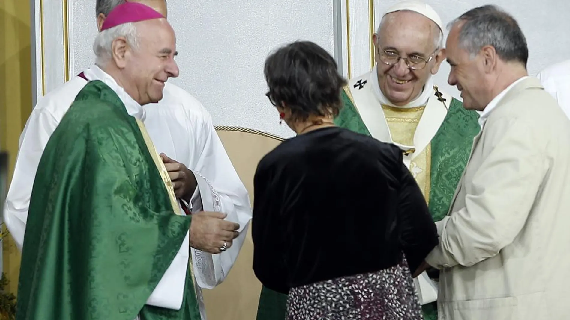 El Papa Francisco y el arzobispo y presidente del Pontificio Consejo para la Familia, Vincenzo Paglia durante uan homilía en el bulevar de Benjamin Franklin Parkway