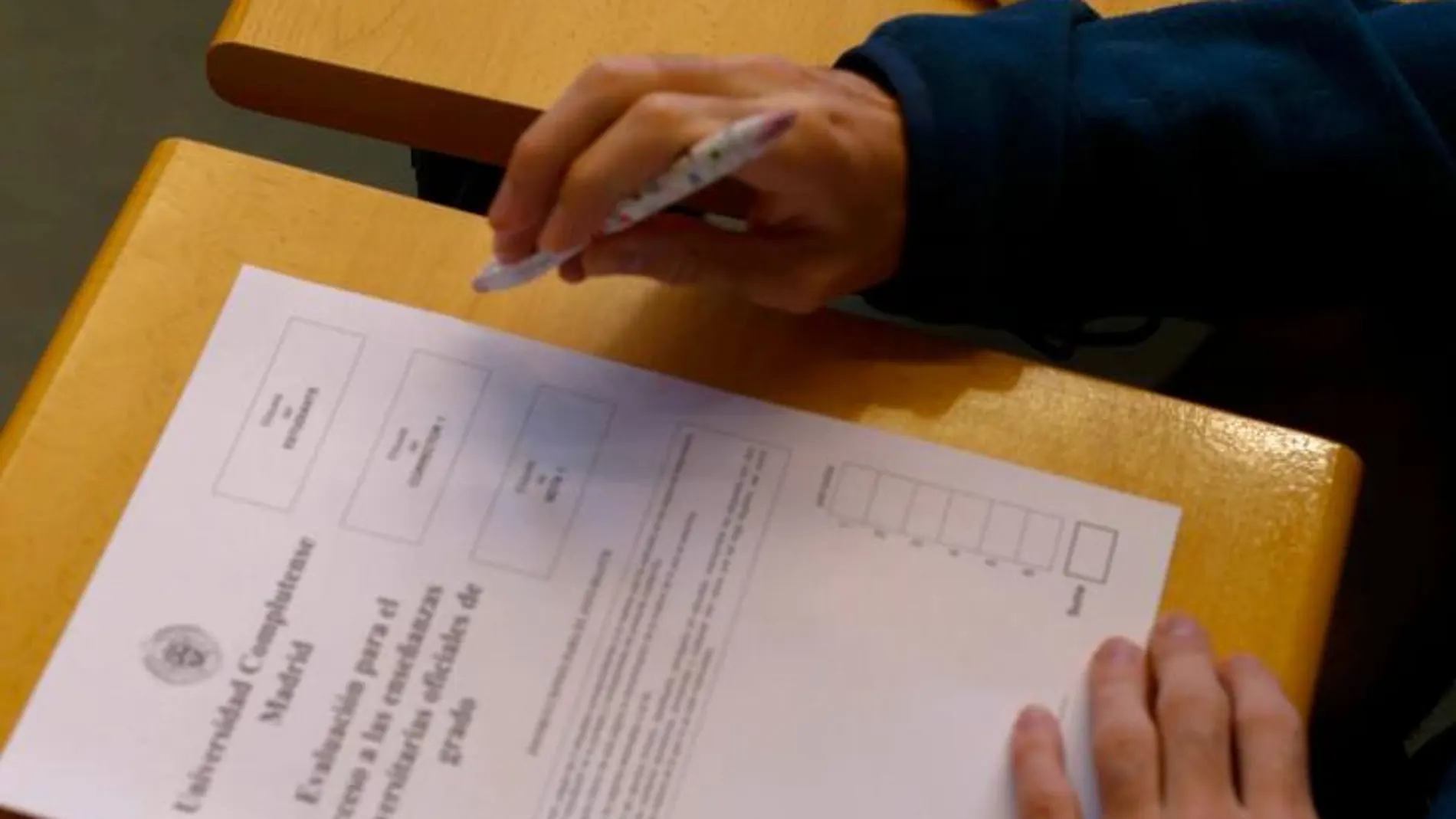 Un estudiante de Bachillerato realiza el examen de la EBAU. EFE/Paco Campos