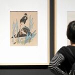 La muestra permite conocer el universo de un artista que se convirtió en una prestigiosa firma en las revistas de época parisinas