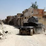 Imagen de archivo de un vehículo de las fuerzas iraquíes circula por Mosul