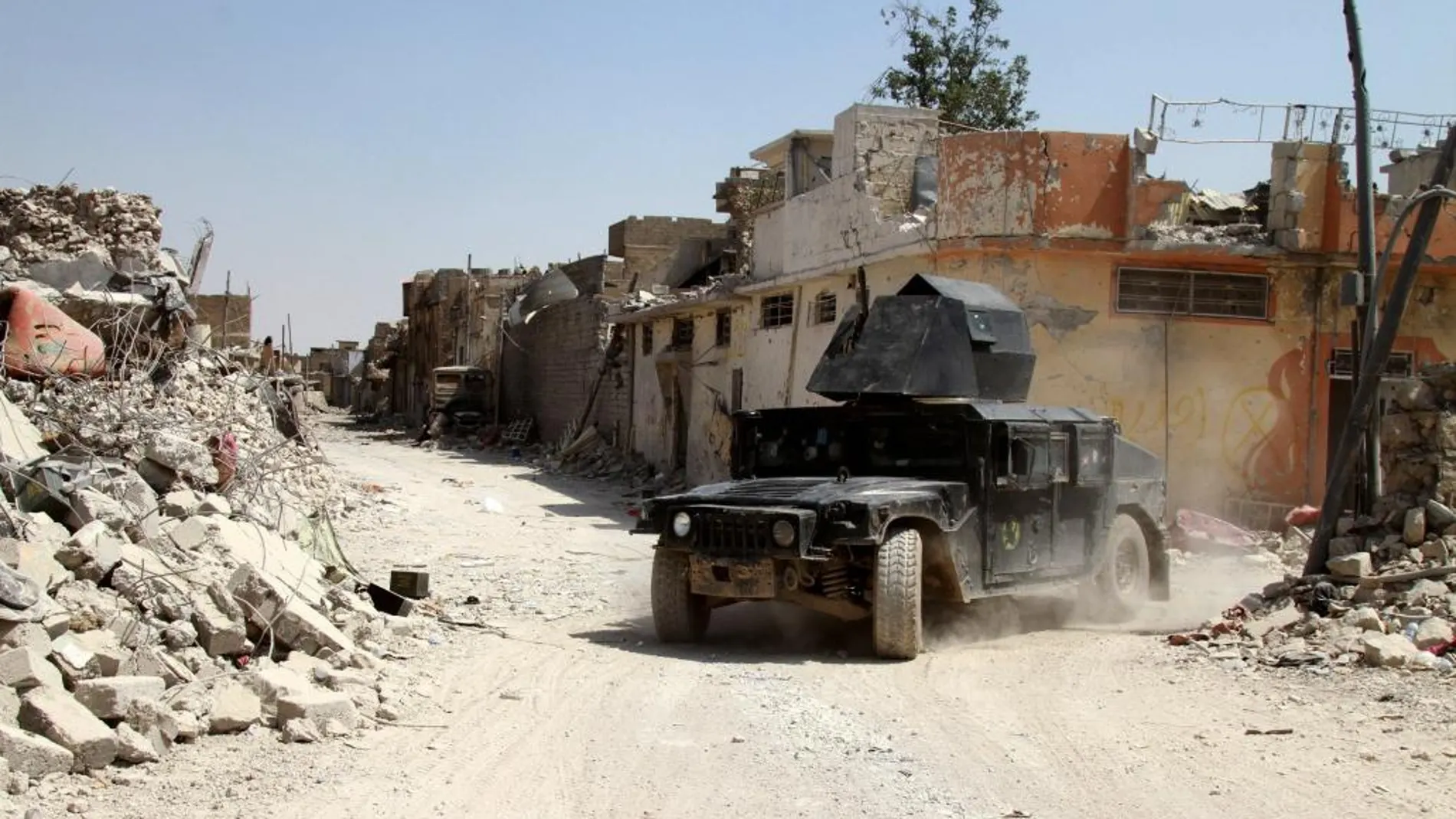 Imagen de archivo de un vehículo de las fuerzas iraquíes circula por Mosul
