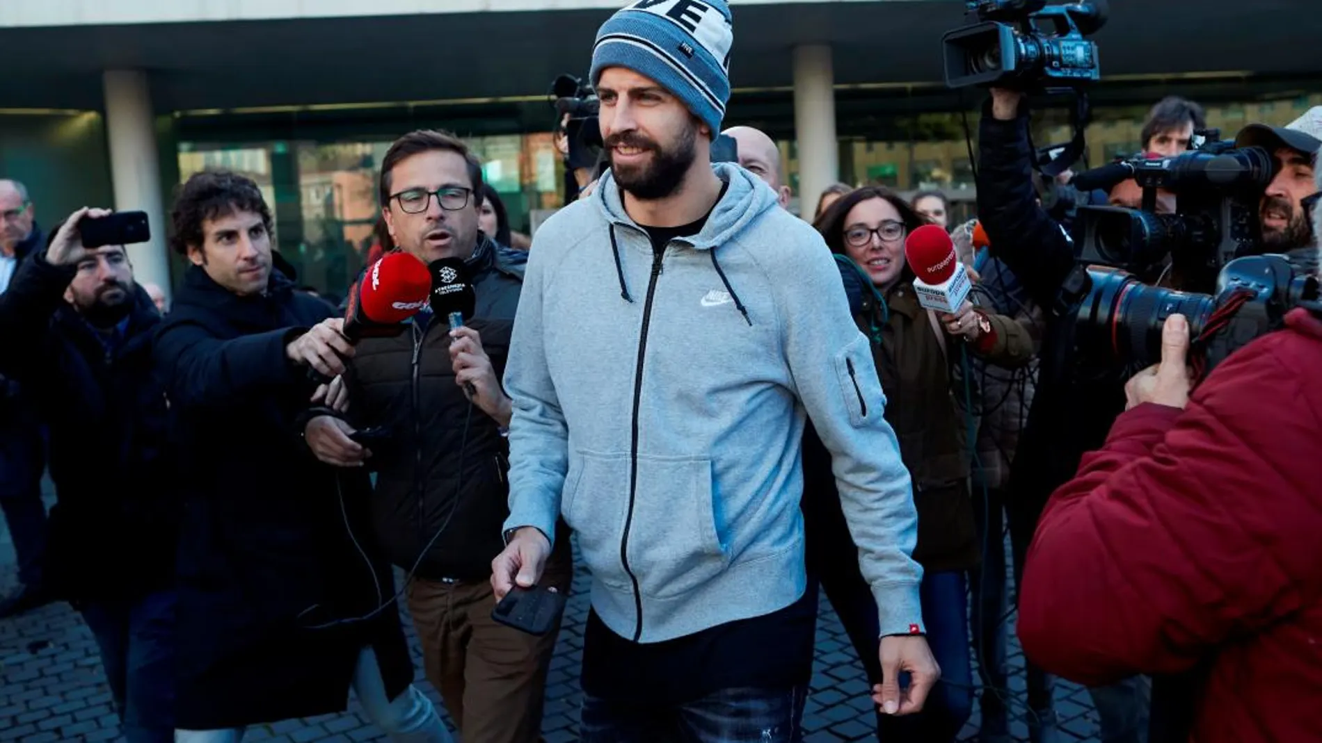 Gerard Piqué, acompañado de su abogado, David Velazquez (d), a su llegada a la Ciudad de la Justicia de Barcelona. EFE/Alejandro García