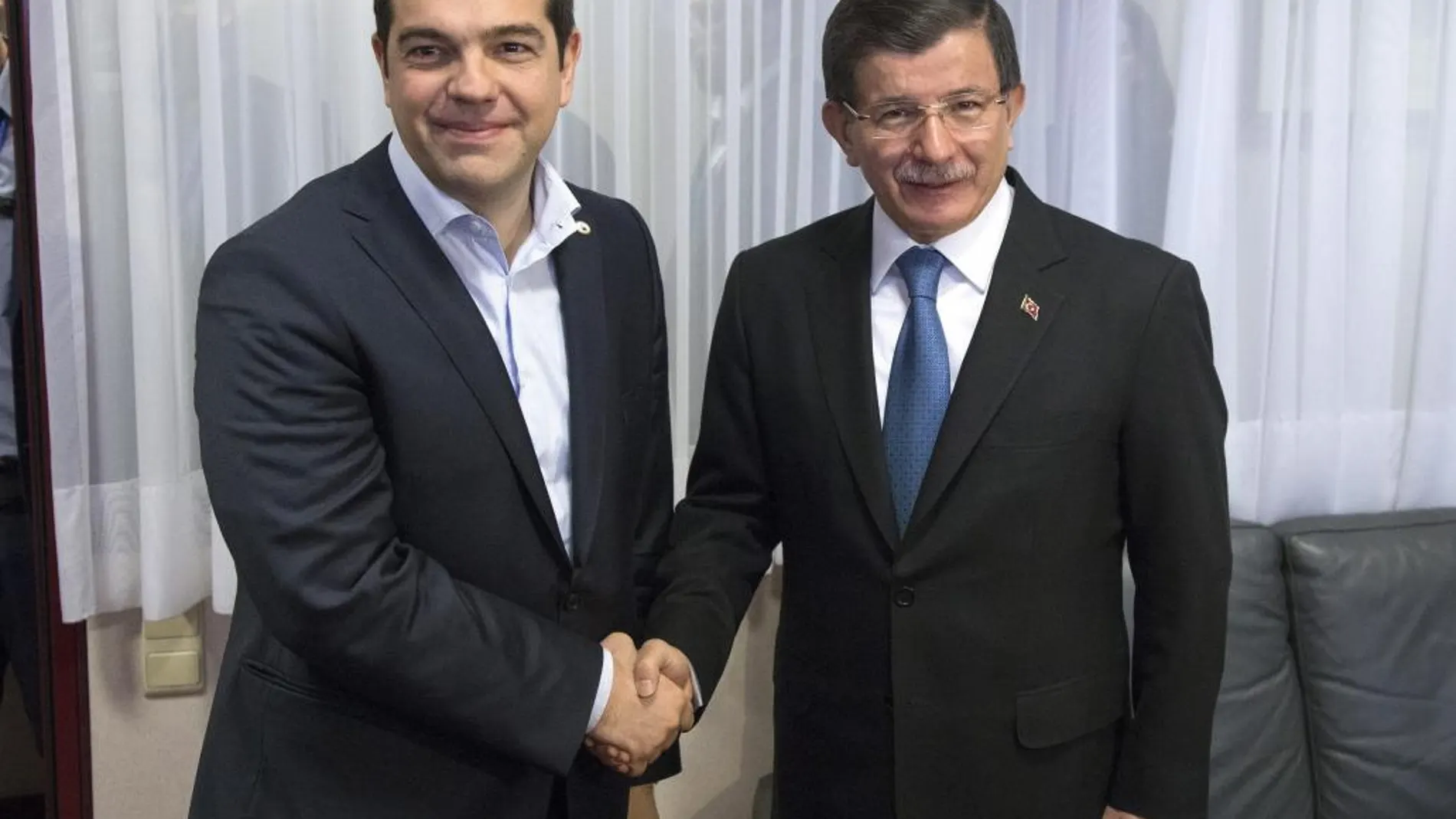 El primer ministro turco, Ahmet Davutoglu (dcha), y su homólogo griego, Alexis Tsipras (izda).