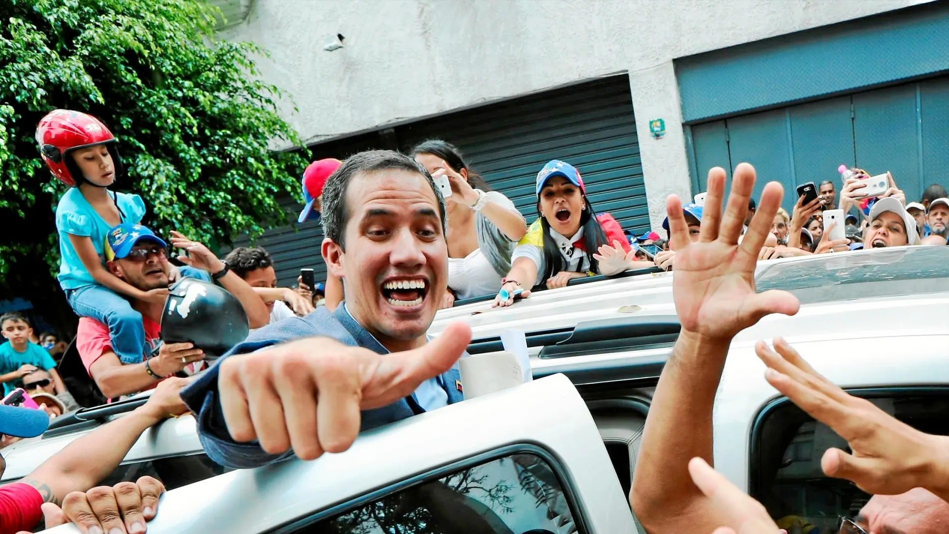 Juan Guaidó saluda a sus seguidores durante su gira por el país en Los Teques, al norte de Venezuela
