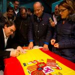 Fernández Mañueco firma en Zamora una bandera de España, en presencia de José María Barrios y Mayte Martín Pozo