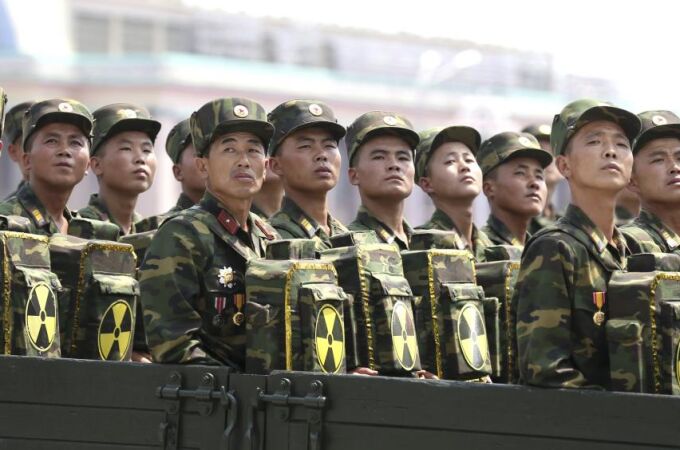 Imagen del 23 de julio de 2013 de soldados del ejército de Corea del Norte portando equipamiento con el símbolo de energía nuclear