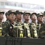 Imagen del 23 de julio de 2013 de soldados del ejército de Corea del Norte portando equipamiento con el símbolo de energía nuclear