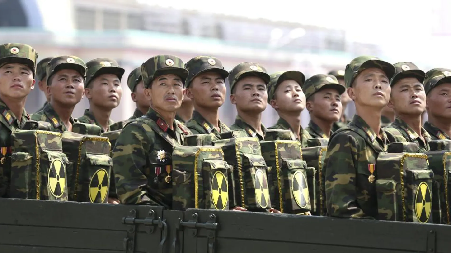 Imagen del 23 de julio de 2013 de soldados del ejército de Corea del Norte portando equipamiento con el símbolo de energía nuclear