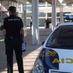 Durante la actuación policial, los agentes rescataron al perro y detuvieron al hombre por un presunto delito de maltrato animal.