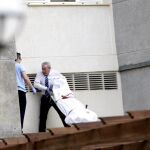 Miembros del retén fúnebre retiran el cuerpo del hombre que se suicidó desde un noveno piso en Calpe