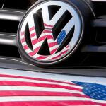 Una bandera de EE UU se refleja en el logotipo de Volkswagen