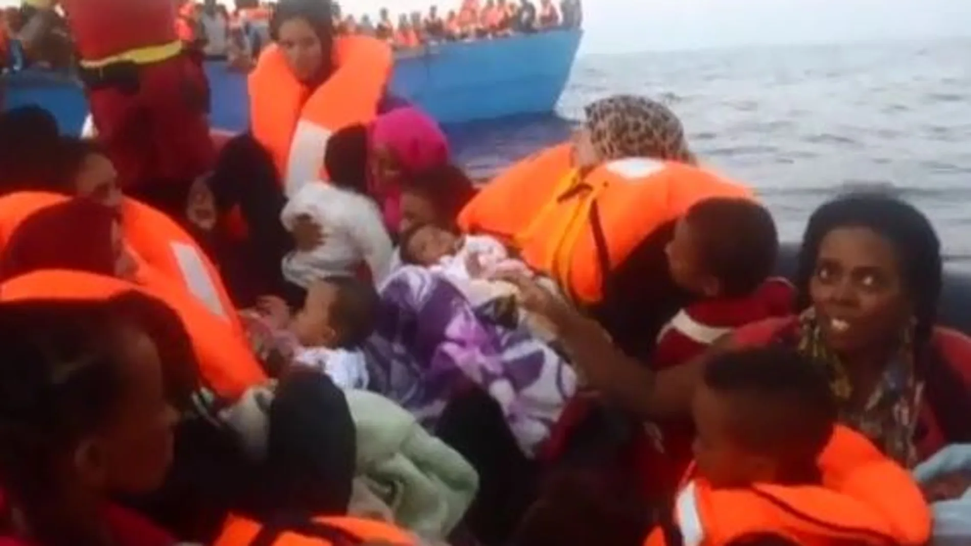 Guardacostas italianos coordinan el rescate de 5.000 personas en el Mediterráneo