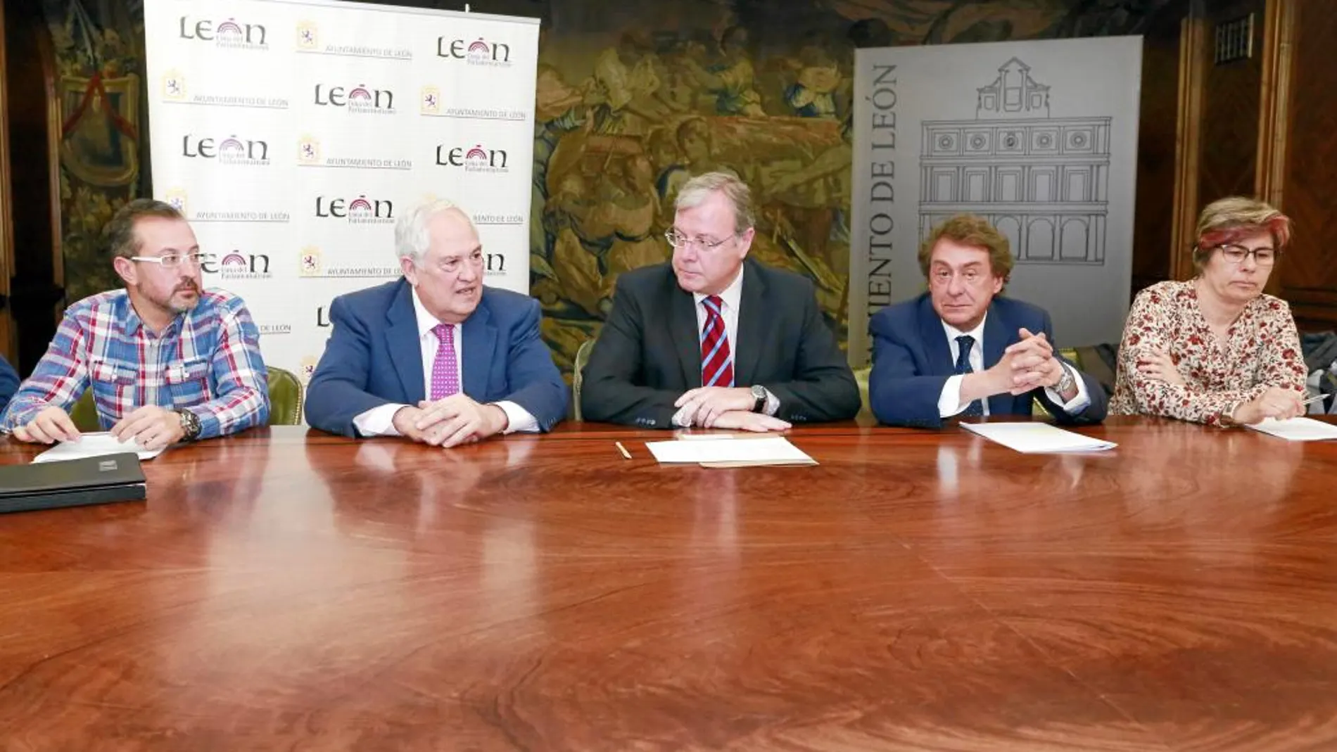 Antonio Silván preside el encuentro con los directores de distintos centros educativos de León