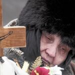 Una mujer llora junto a la tumba de su hija, muerta en los enfrentamientos en Avdeyevka