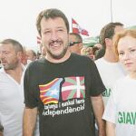 Imagen de Matteo Salvini con una camiseta con la «estelada» en una manifestación.