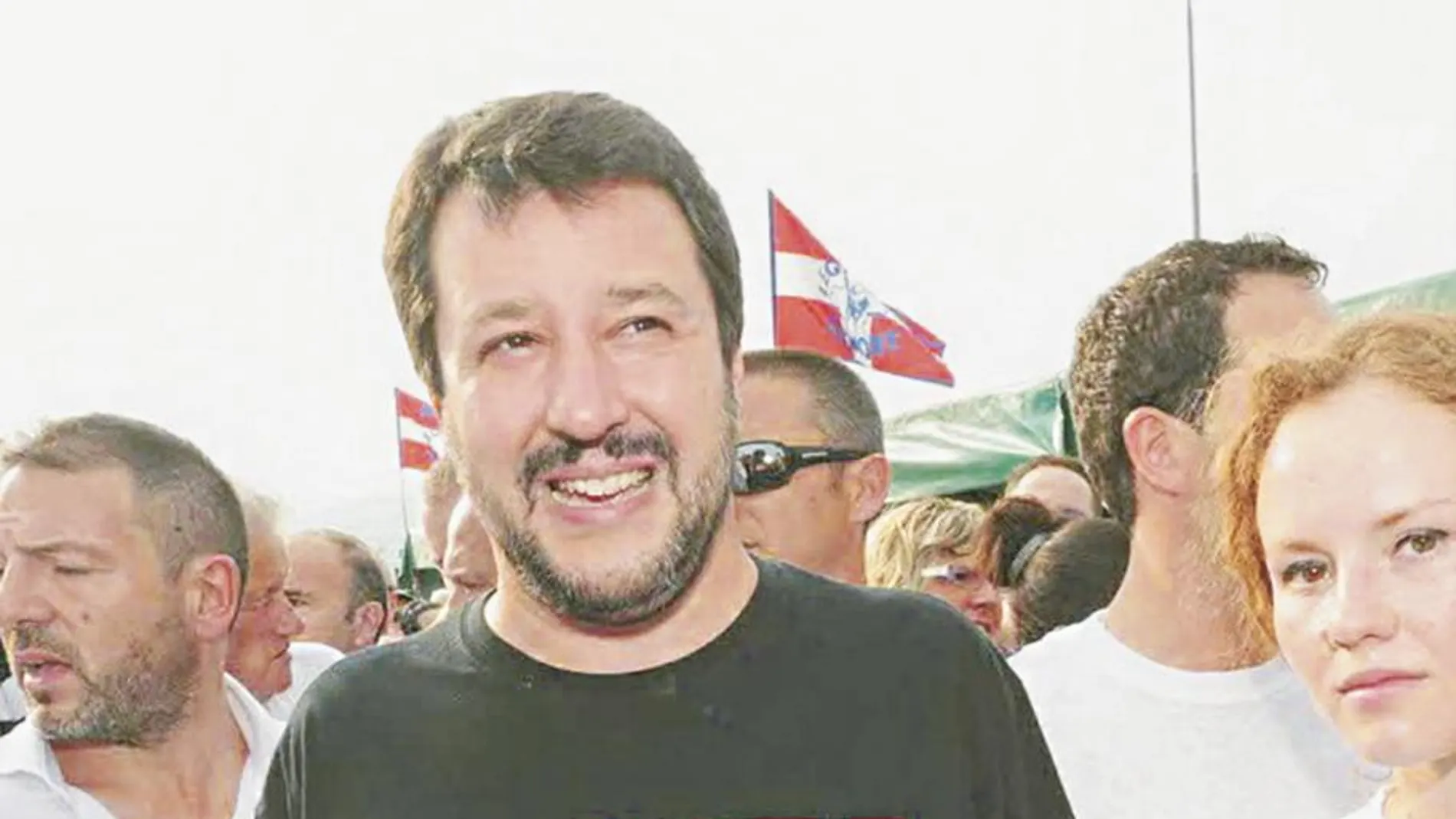 Imagen de Matteo Salvini con una camiseta con la «estelada» en una manifestación.