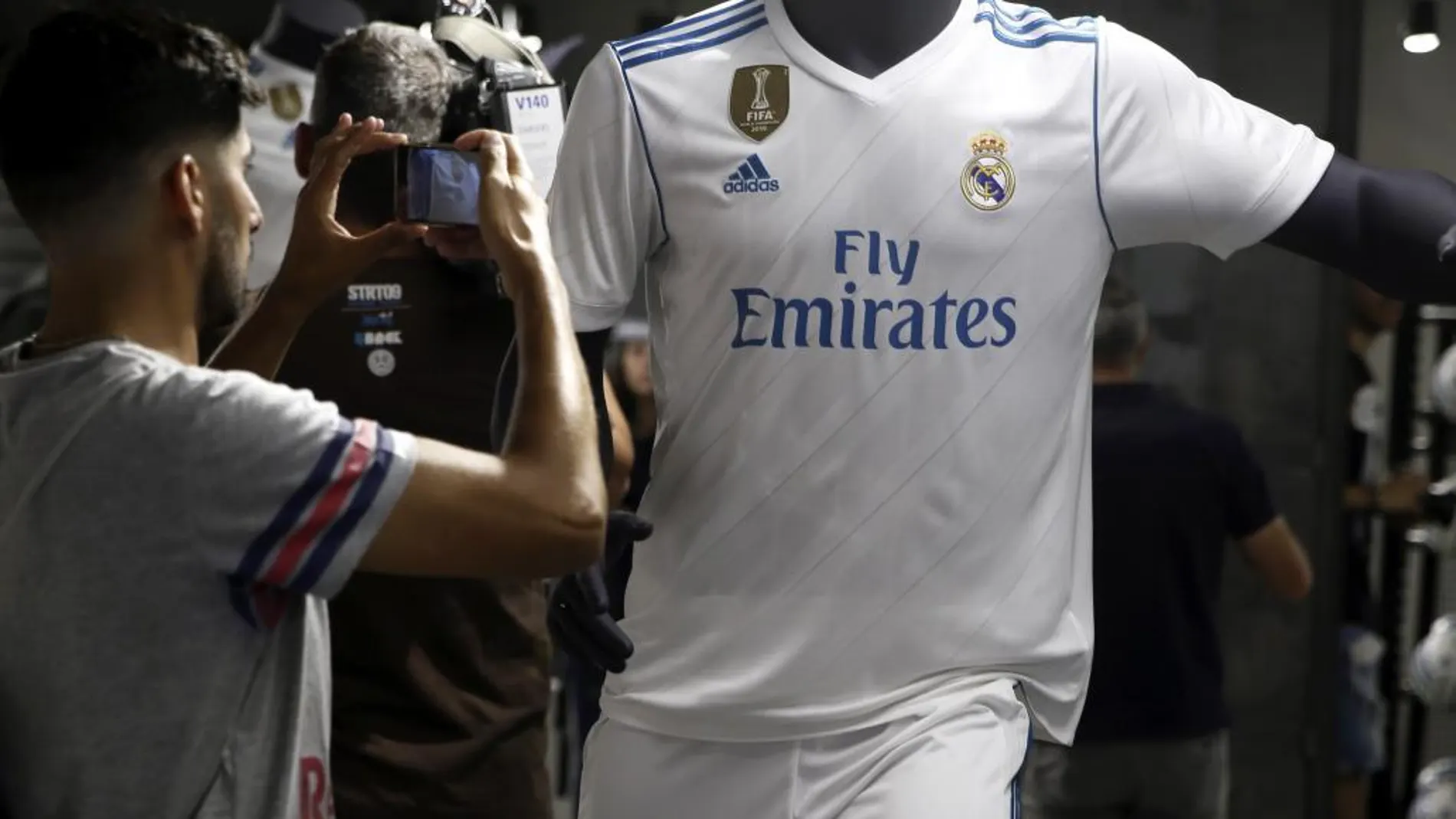 Una de las nuevas camisetas del Real Madrid para la temporada 2017-18