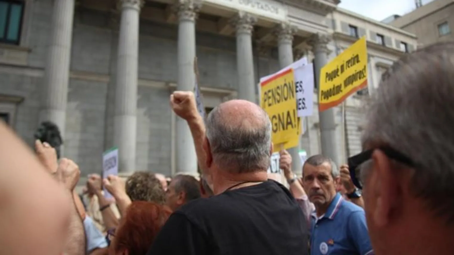 Protesta ante el Congreso para exigir pensiones dignas