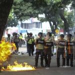 Agentes de la Policía Nacional Bolivariana (PNB) bloquean el paso de una marcha opositora ayer