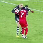 Este choque entre Roque Mesa y Pau López supuso la expulsión del jugador sevillista, aunque luego Competición corrigió al árbitro / Efe