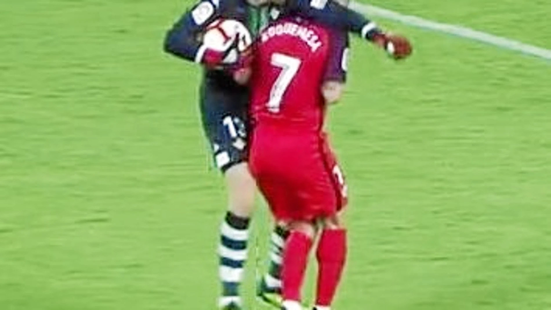 Este choque entre Roque Mesa y Pau López supuso la expulsión del jugador sevillista, aunque luego Competición corrigió al árbitro / Efe