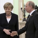 Merkel y Putin se vieron brevemente en 2015 durante el 70 aniversario de la II Guerra Mundial