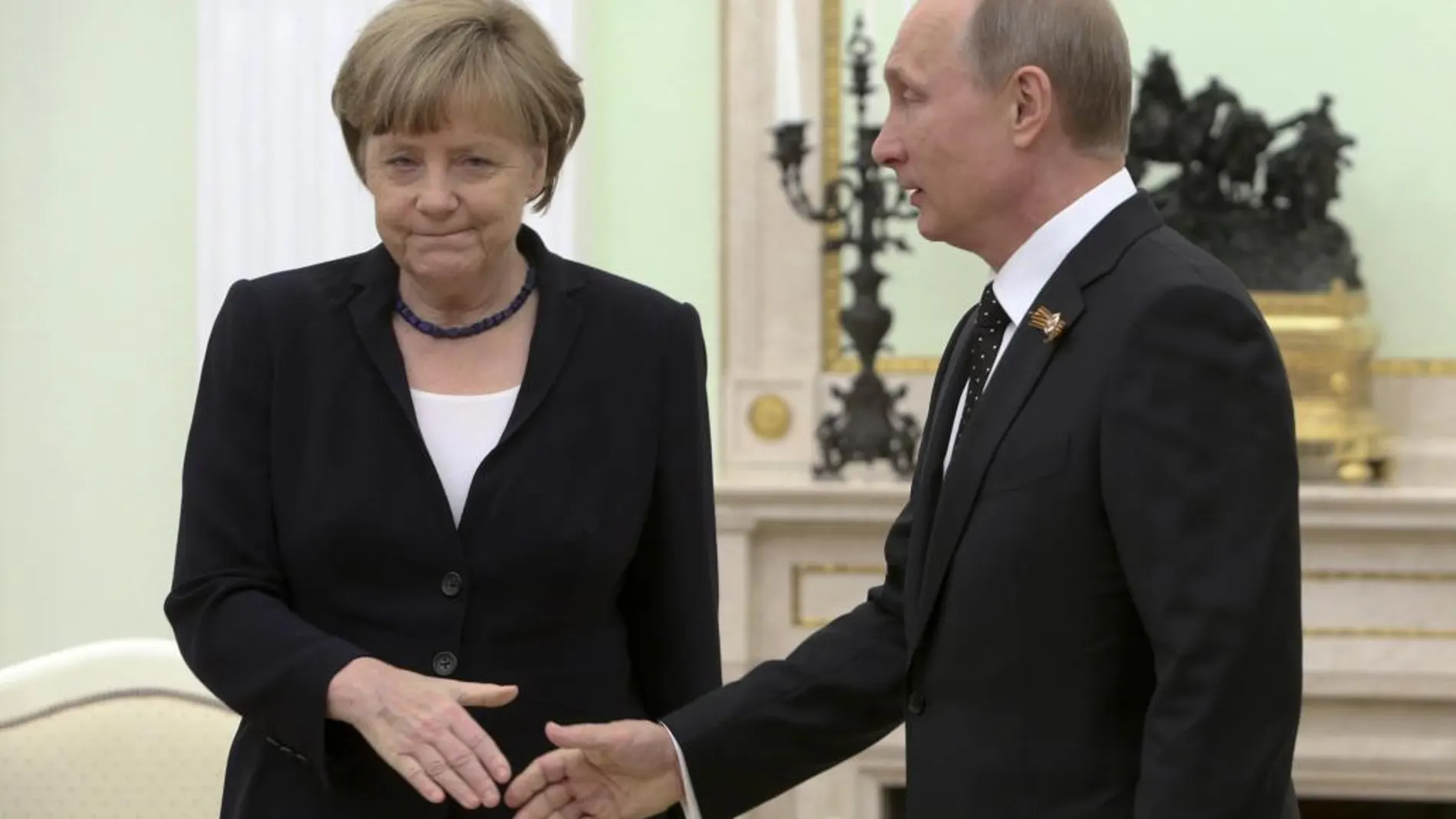 Merkel y Putin se vieron brevemente en 2015 durante el 70 aniversario de la II Guerra Mundial