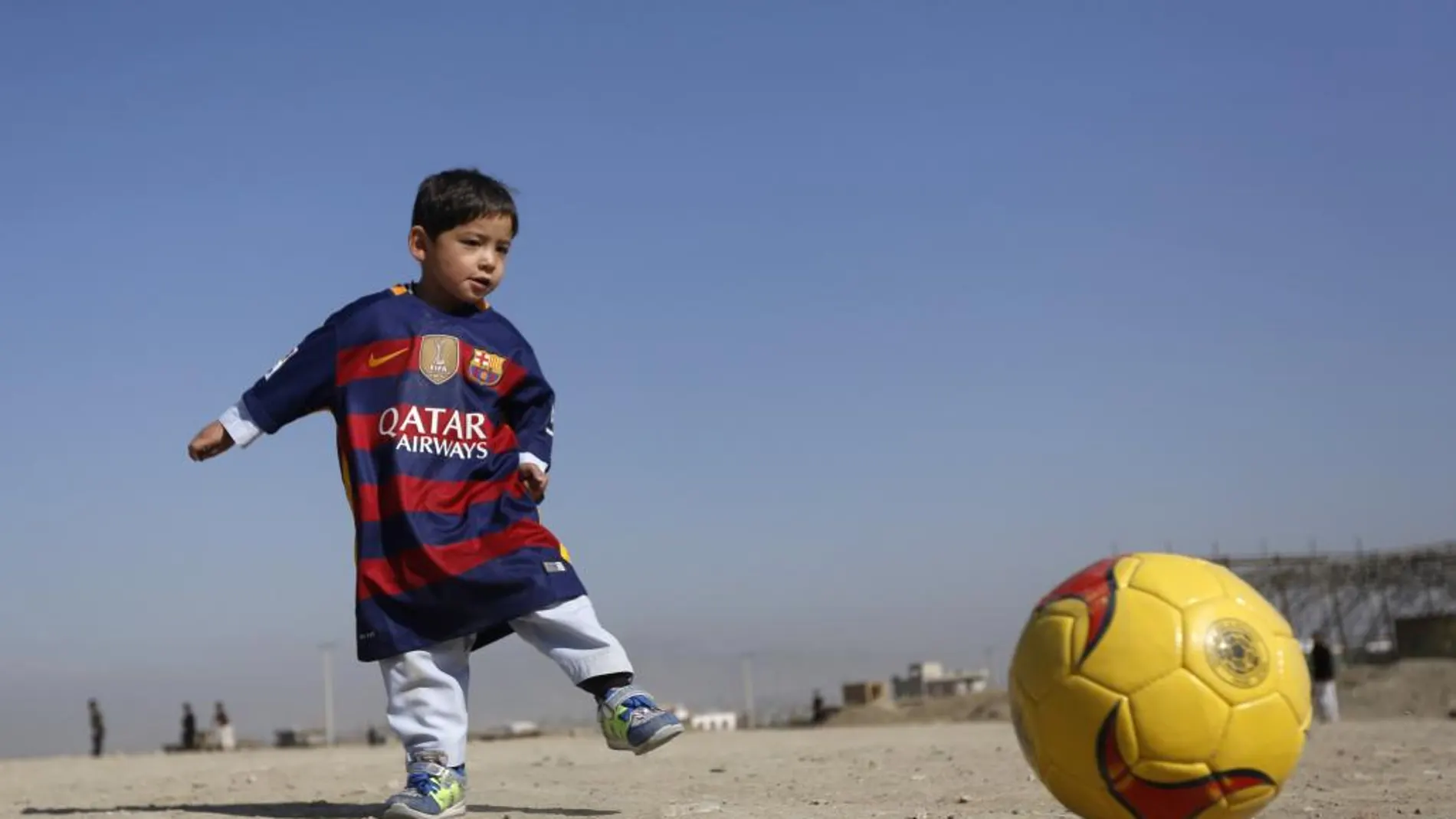 Murtaza Ahmadi juega al fútbol en Kabul