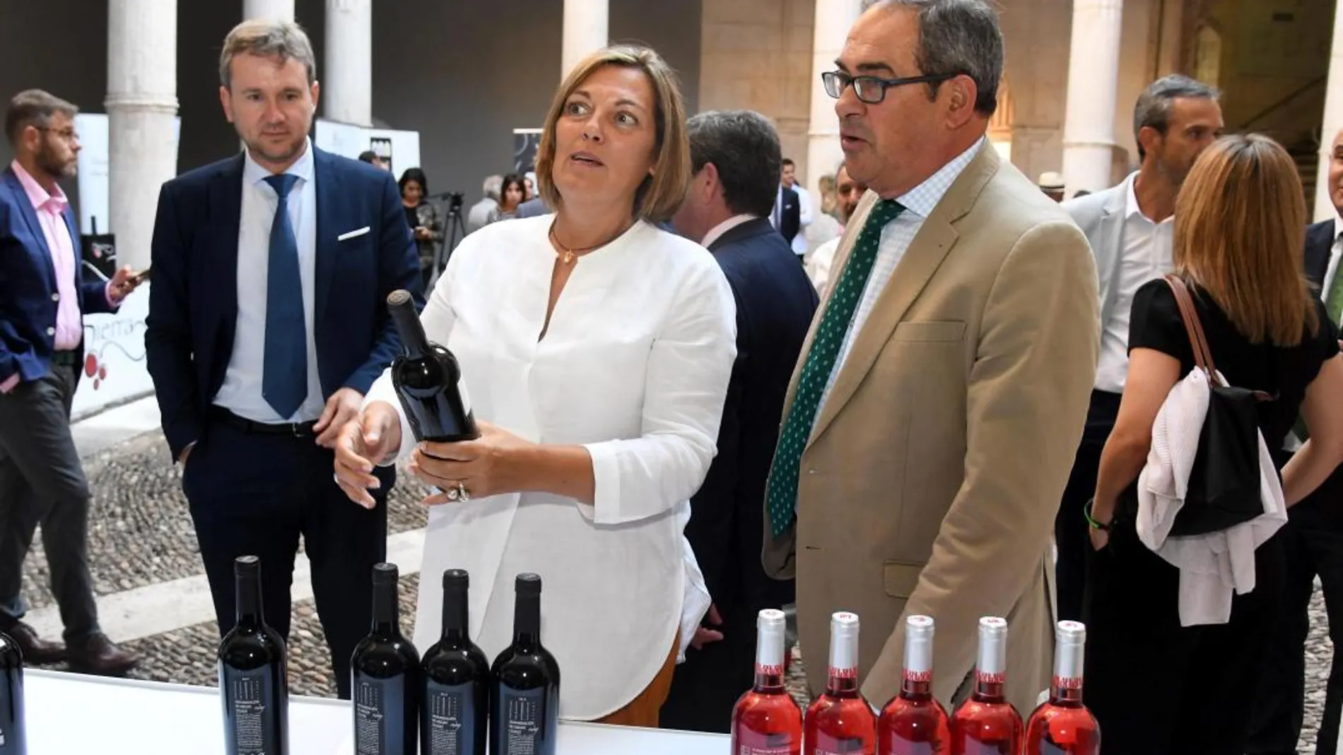 Milagros Marcos visita Los Palacios del Vino junto a Javier Lacalle, entre otros