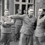 Oficiales nazis en Auschwitz: de izquierda a derecha, Josef Kramer, Josef Mengele, Richard Baer, Karl Hoecker y un mando aún sin identificar