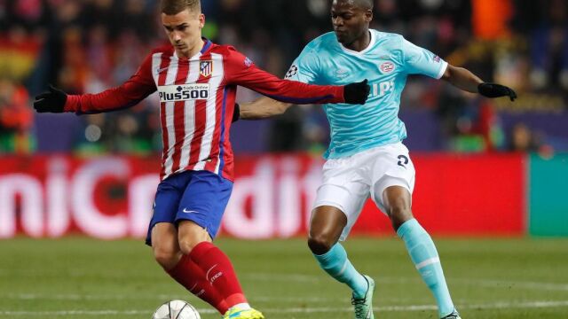 El delantero francés del Atlético de Madrid Antoine Griezmann se escapa del francés Ismat-Mirin, del PSV Eindhoven