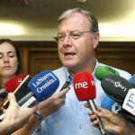 El alcalde de León, Antonio Silván, atiende a los medios de comunicación