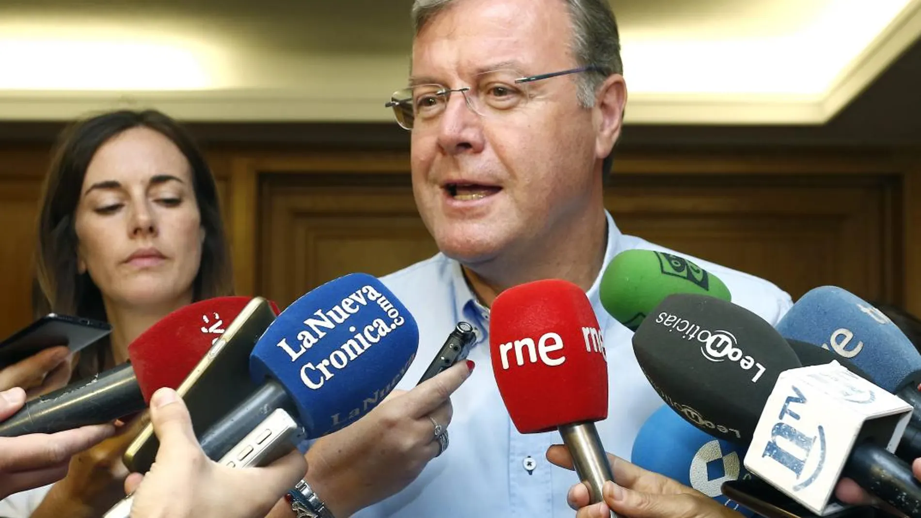 El alcalde de León, Antonio Silván, atiende a los medios de comunicación