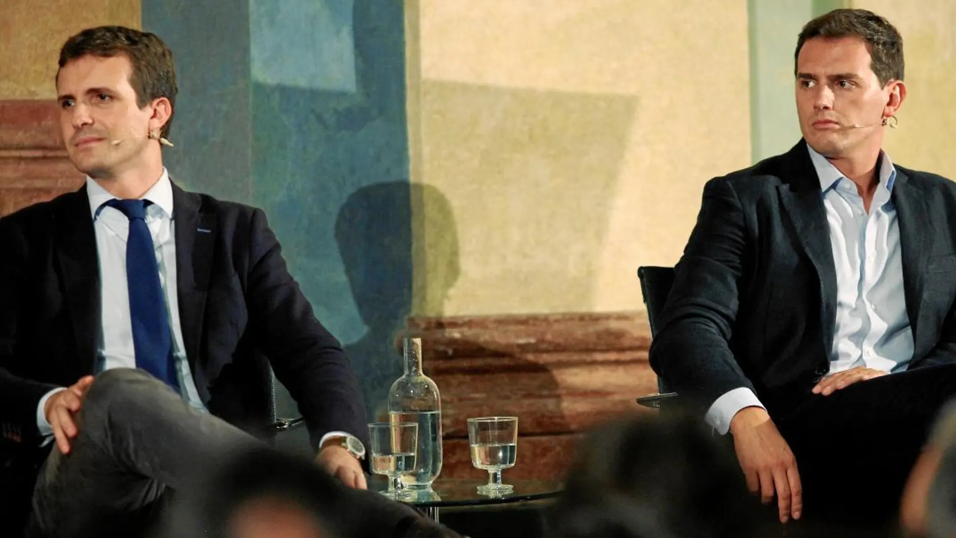 El presidente del PP, Pablo Casado, y el de Cs, Albert Rivera, a finales de septiembre en Cádiz durante una charla por el 40 aniversario de la Constitución