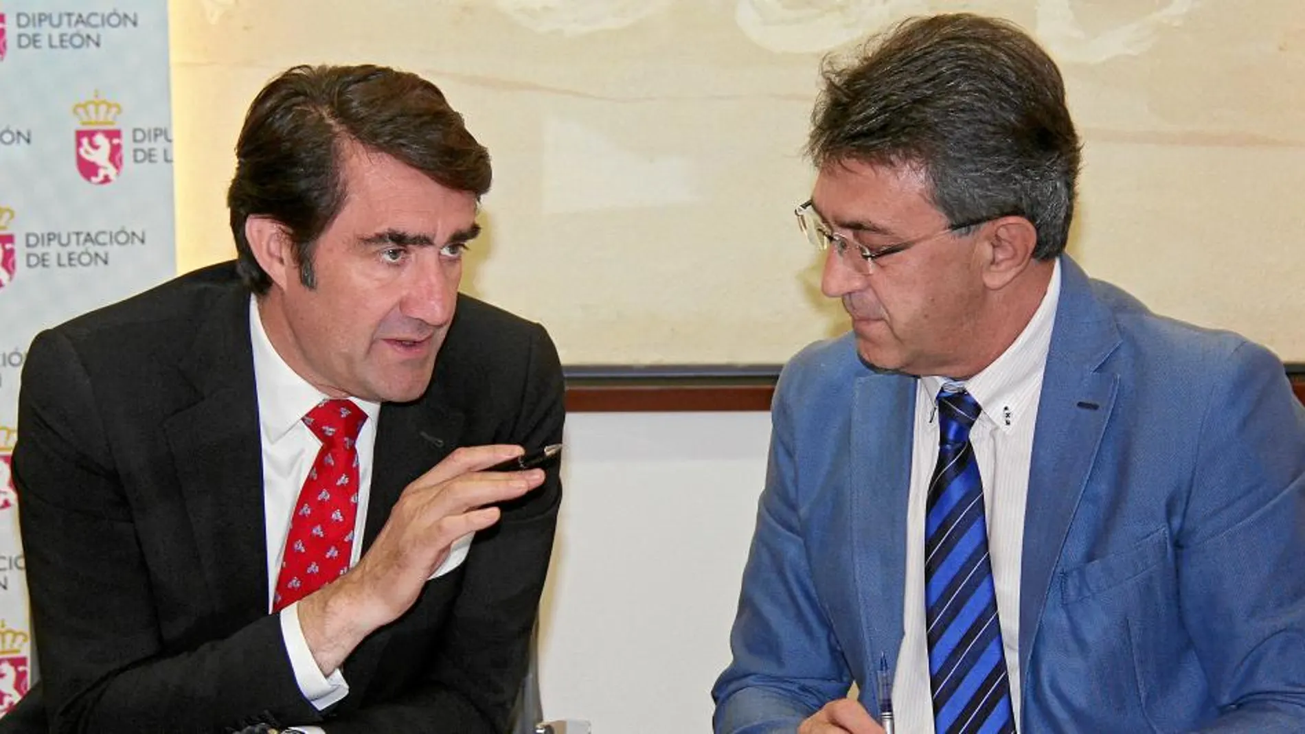 El consejero de Fomento y Medio Ambiente, Juan Carlos Suárez-Quiñones, se reúne con el presidente de la Diputación de León, Juan Martínez Majo(D)