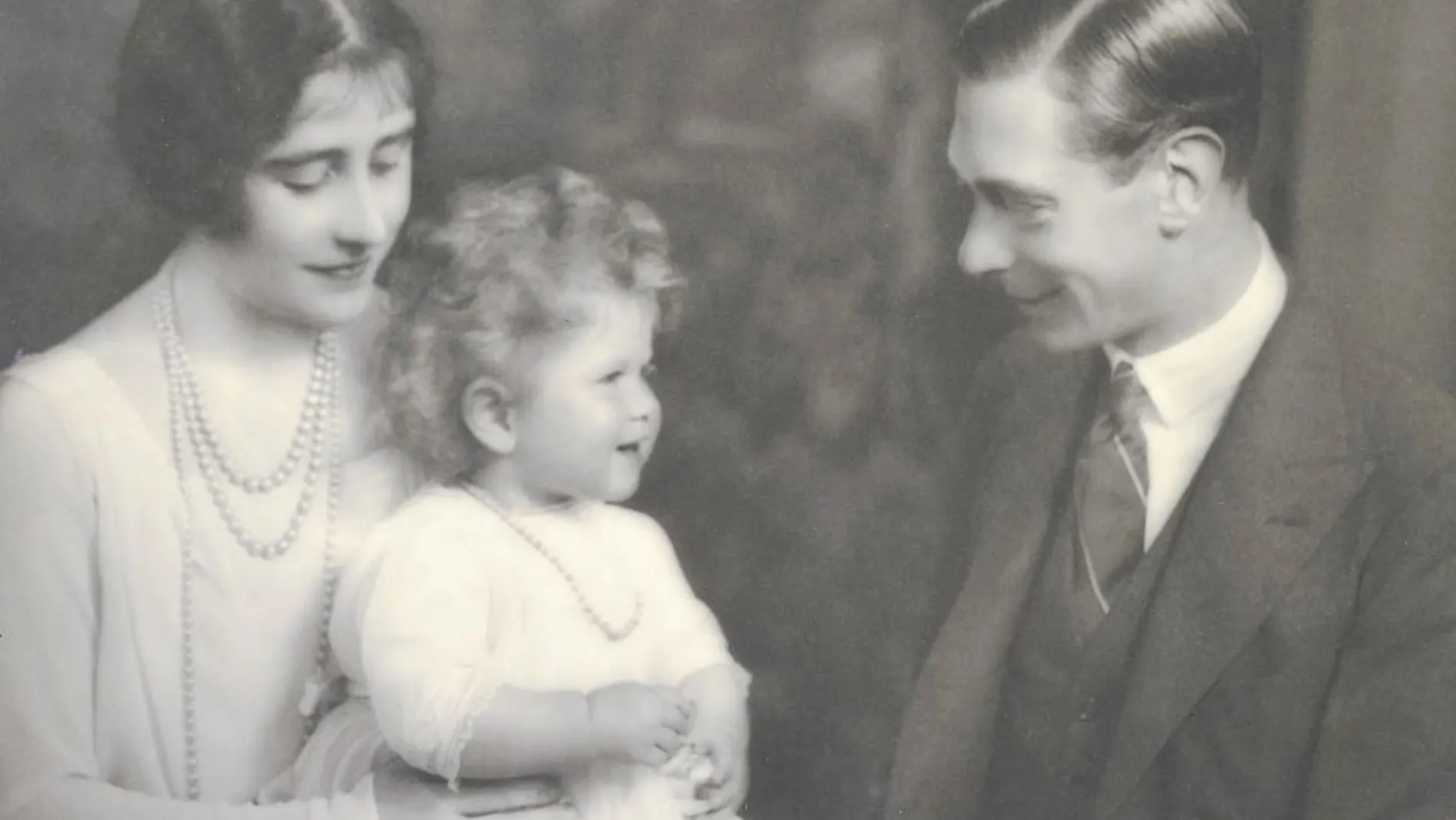 El duque y la duquesa de York, junto a su hija, la futura reina Isabel II, en 1927