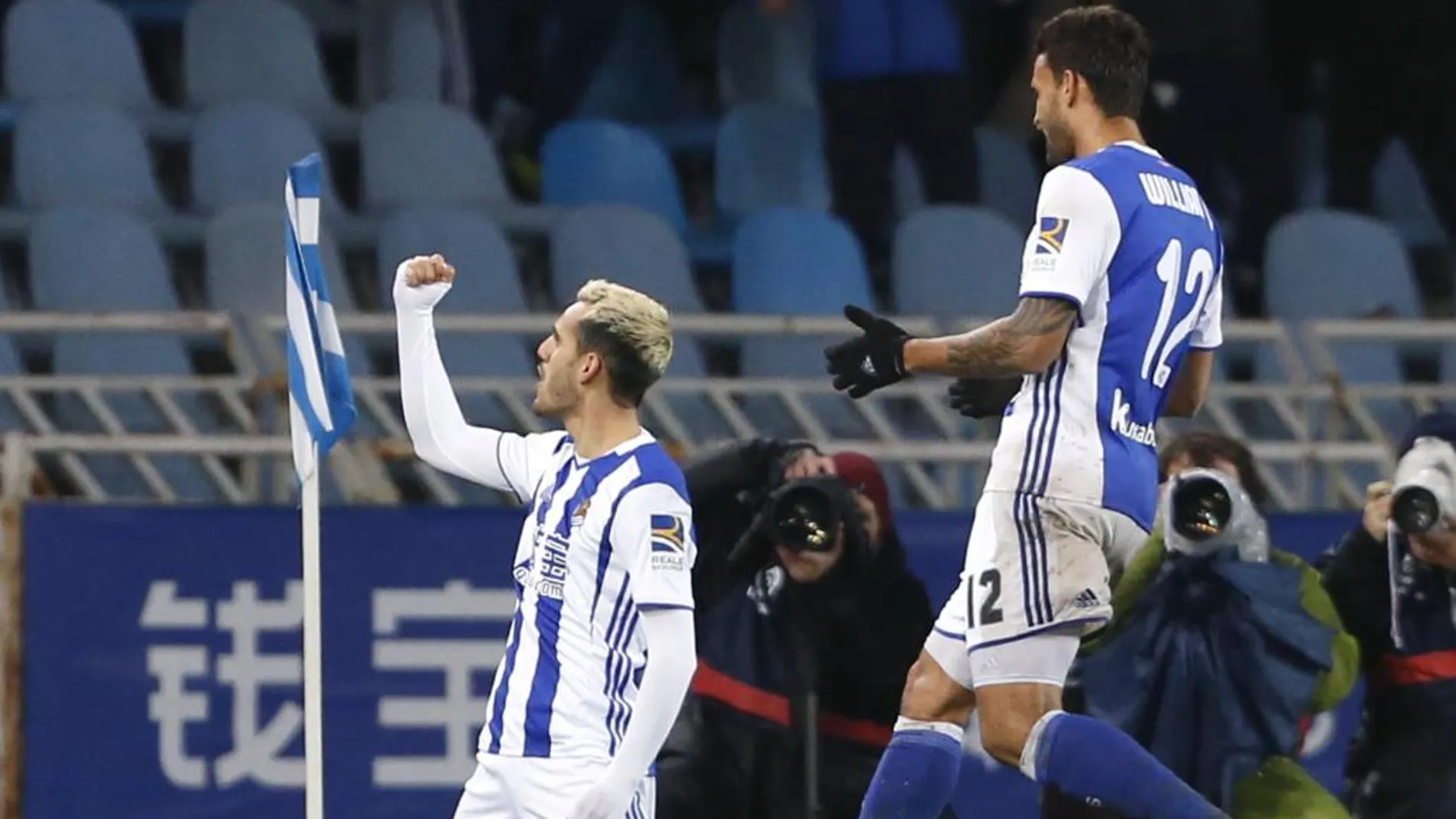 El delantero de la Real Sociedad Juan Miguel Jiménez celebra el gol marcado ante el Osasuna